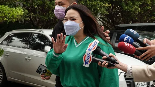 小甜甜離婚官司開打!拎10萬名牌包出庭 正面交鋒宋晉賢