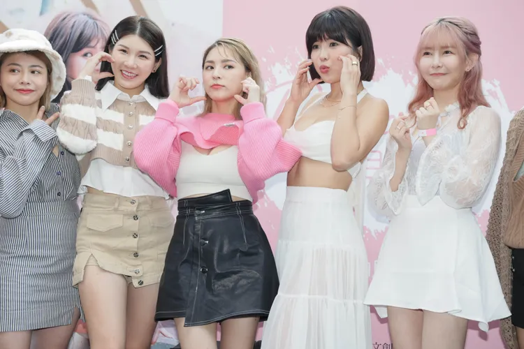 跟熊熊（左三）也是好交情。彭欣偉攝