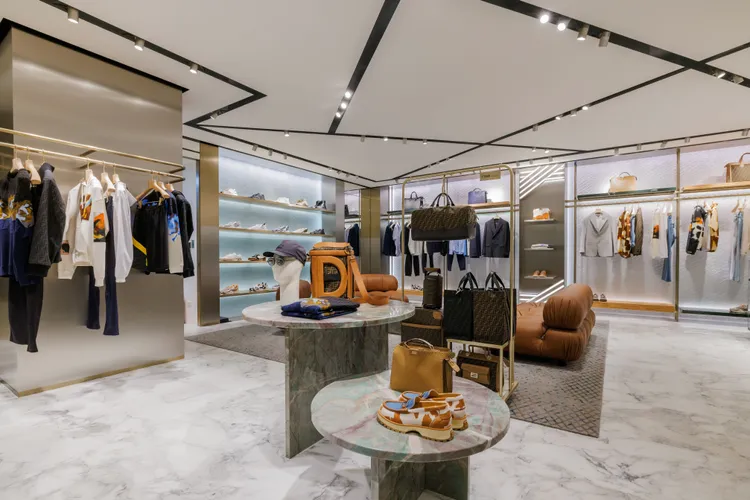 貴賓專屬沙發休息區及巴塔哥尼亞綠色大理石材質展示台，共同營造出極其舒適的購物環境。品牌提供