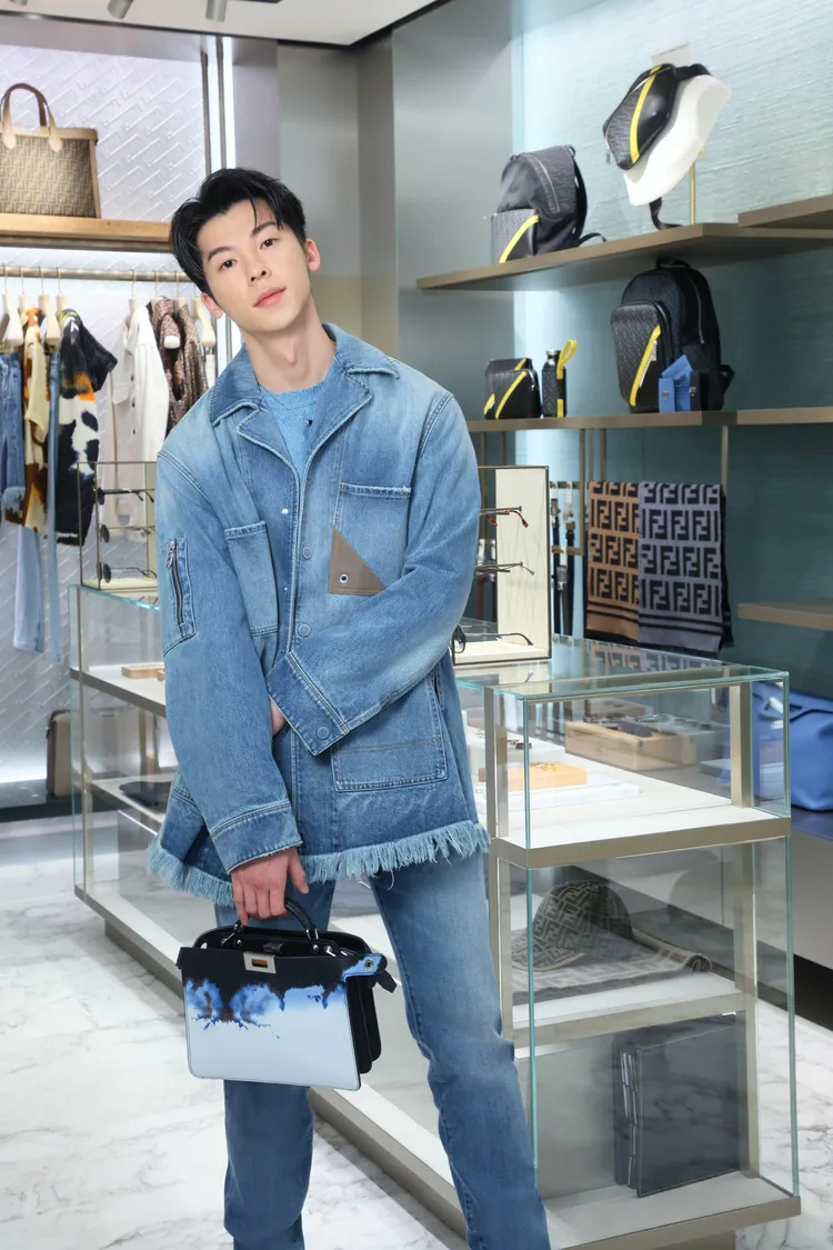 許光漢說和林柏宏一起過情人節十分自在，就像他身上波西米亞風的FENDI新裝穿起來的感覺一般。品牌提供