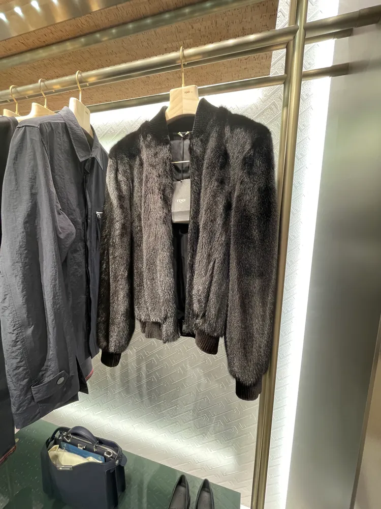 讓許光漢及林柏宏都忍不住拿起來試穿的毛毛外套，93萬5000元。陳張眾攝