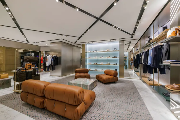 占地約33坪的FENDI新光三越台中中港男裝精品店內，充斥著許多品牌的標誌性符碼。品牌提供