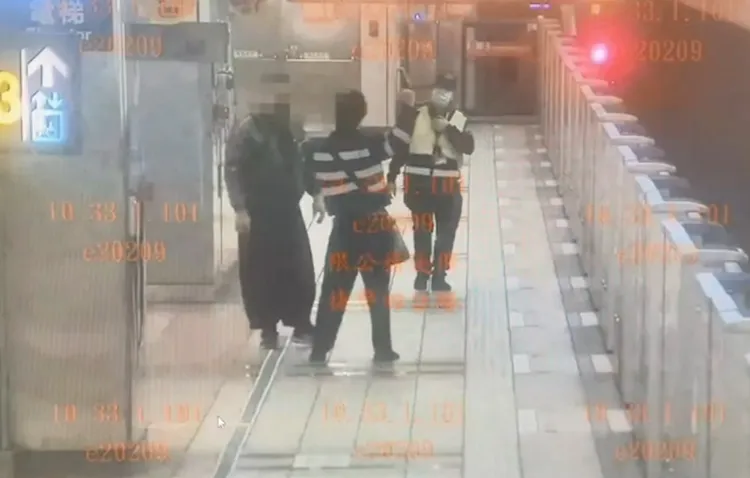2人在月台上上演第二波衝突。翻攝畫面