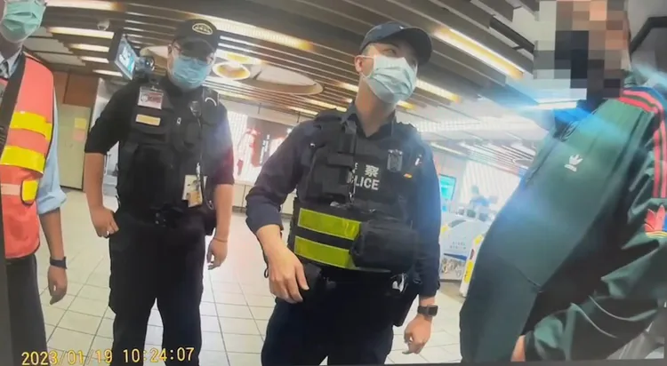 警方勸說唐男。翻攝畫面