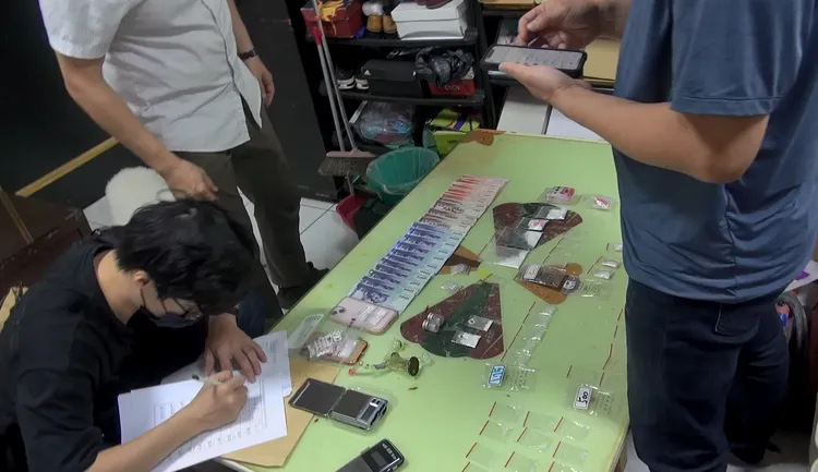 警方在住處內搜出毒品、現金贓款。讀者提供