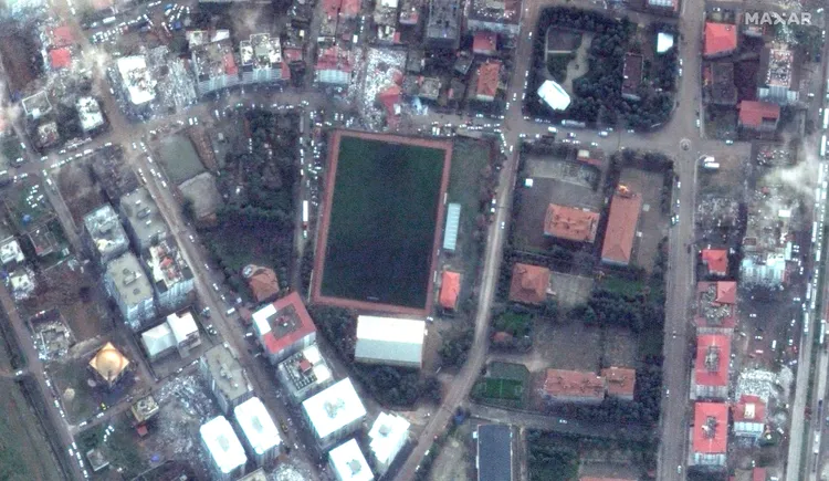 攝於2023/02/07，畫面上部許多房屋已傾倒。路透社