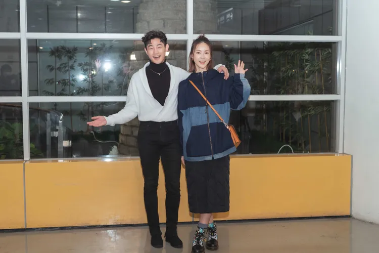 鍾瑶（右）與岱毅直呼特技演出很刺激。寬宏藝術提供