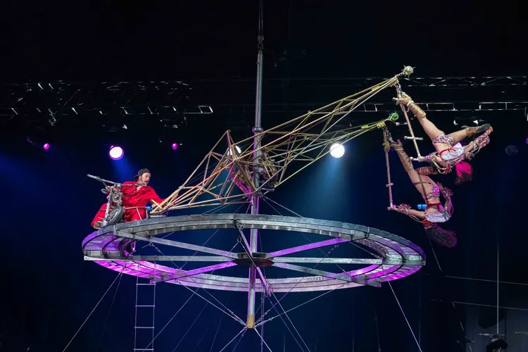 《美國驚奇大馬戲團》有令人目不暇給的特技演出。寬宏藝術提供