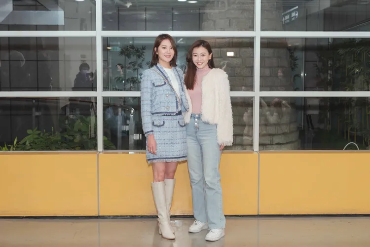 楊雅筑（左）與林芷芸前來觀賞演出。寬宏藝術提供