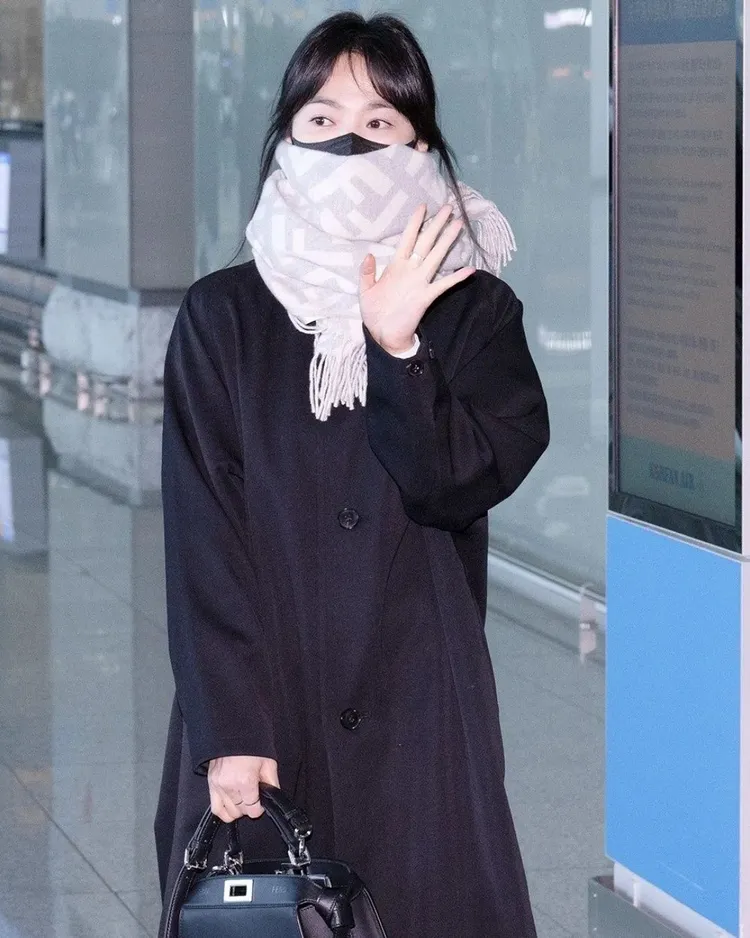 宋慧喬親和地與現場眾人揮手打招呼，心情看起來也相當好。翻攝dispatch_style IG