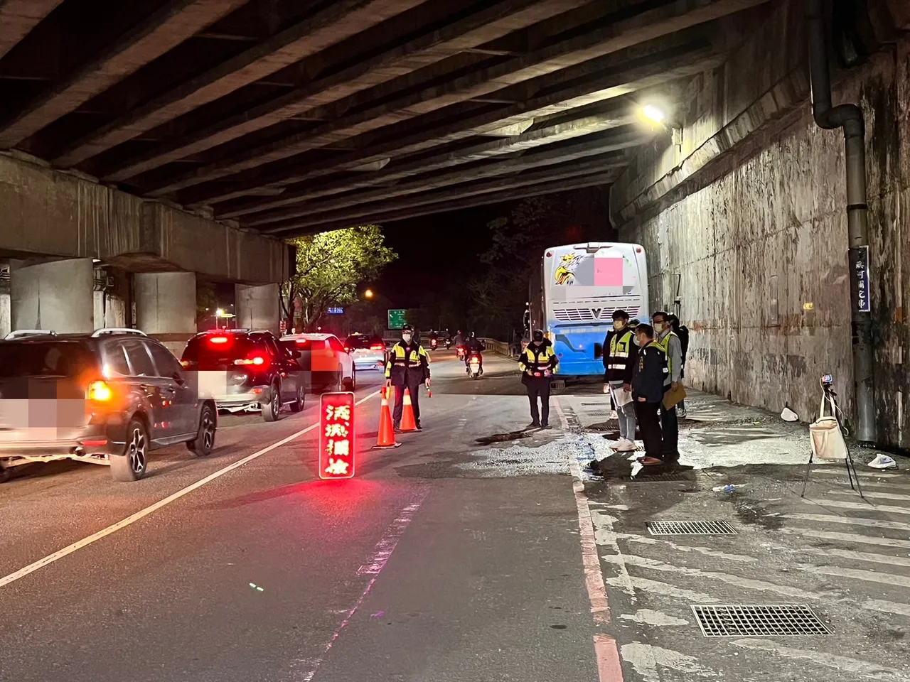 警方執行路檢。翻攝畫面