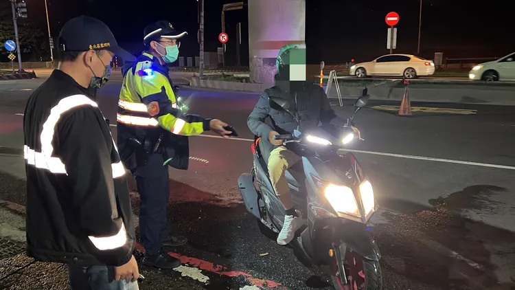 警方執行路檢聯合稽查及機動巡邏勤務強力執法，針對改裝排氣管車輛及酒後駕車加強攔查取締。翻攝畫面