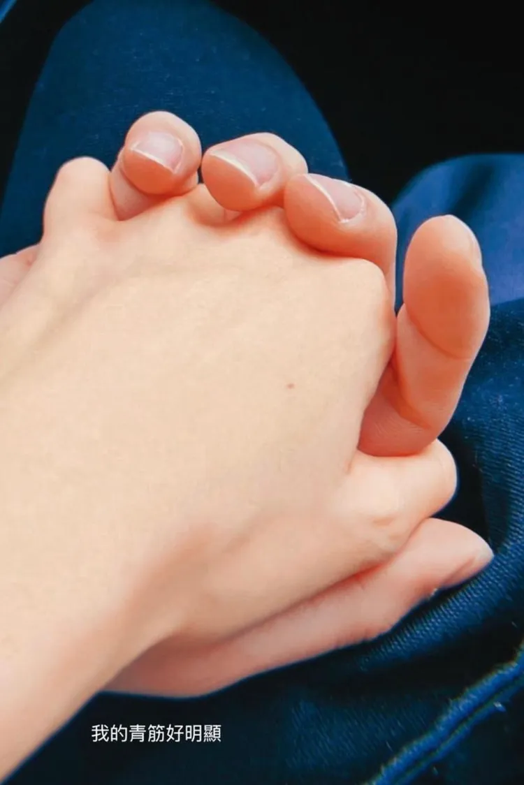 張景嵐上周六在IG限動放牽手照。翻攝張景嵐IG