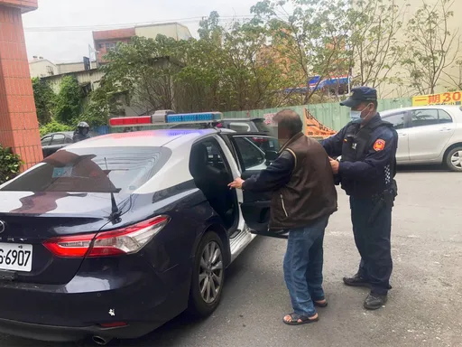 瘖啞老翁回診後跌坐路旁　大園警關懷後用這招助返家