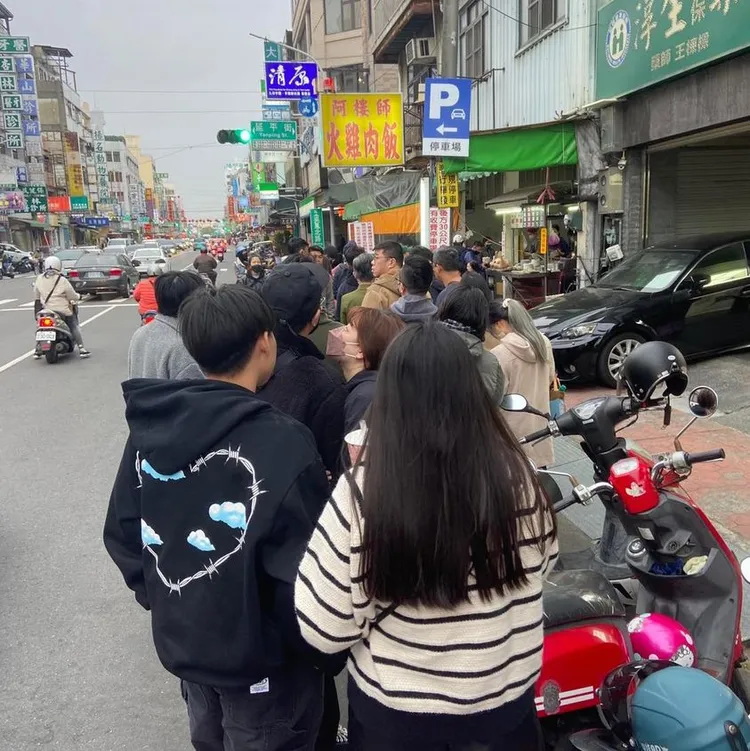 知名火雞肉飯店家前，都排著人龍。取自綠豆嘉義人粉專