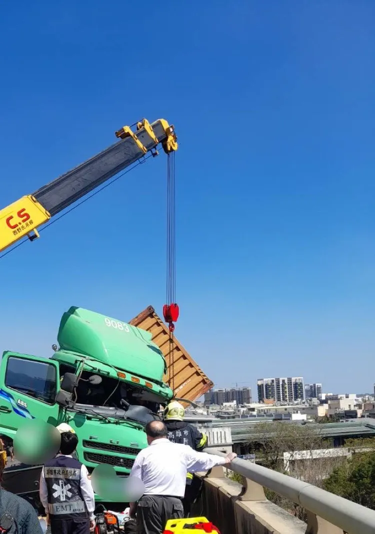 高雄貨櫃車擦撞高架護欄，貨櫃搖搖欲墜。 翻攝畫面