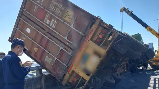 高架道路擦撞駕駛受困　驚險！貨櫃車斜靠護欄搖搖欲墜