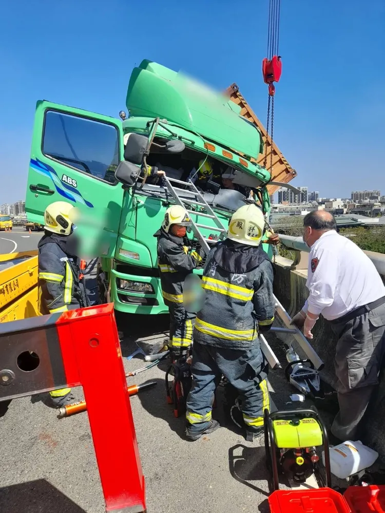 高雄貨櫃車擦撞高架護欄，貨櫃搖搖欲墜。 翻攝畫面