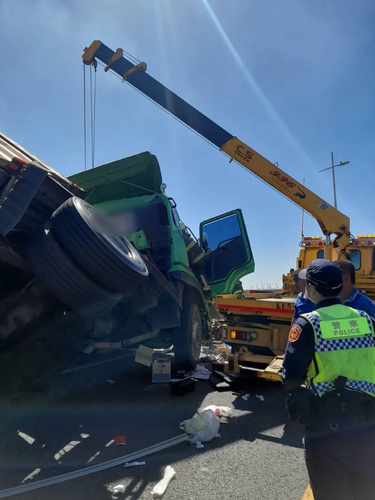 高雄貨櫃車擦撞高架護欄，貨櫃搖搖欲墜。 翻攝畫面