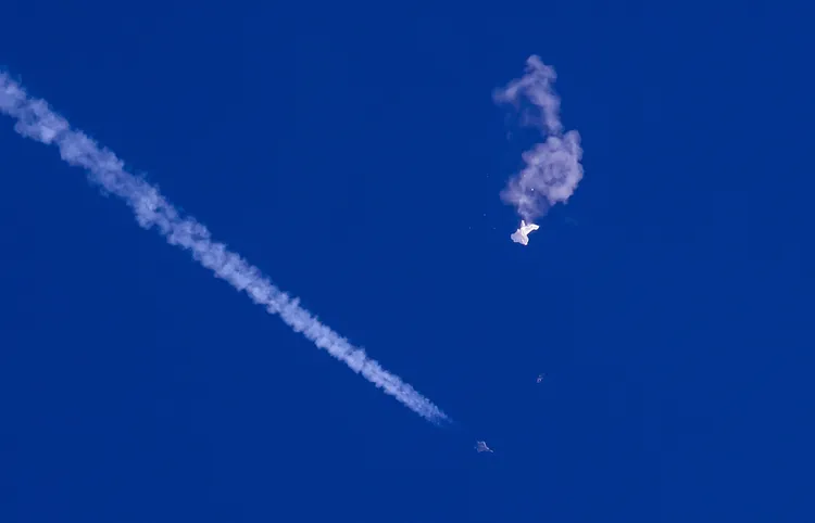 美軍以F-22戰機擊落中國間諜氣球。美聯社