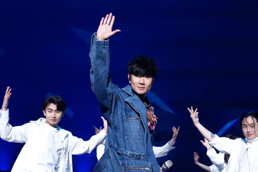 林俊傑怎了擺滿一整桌藥物?! 經紀公司親揭他聲帶現況