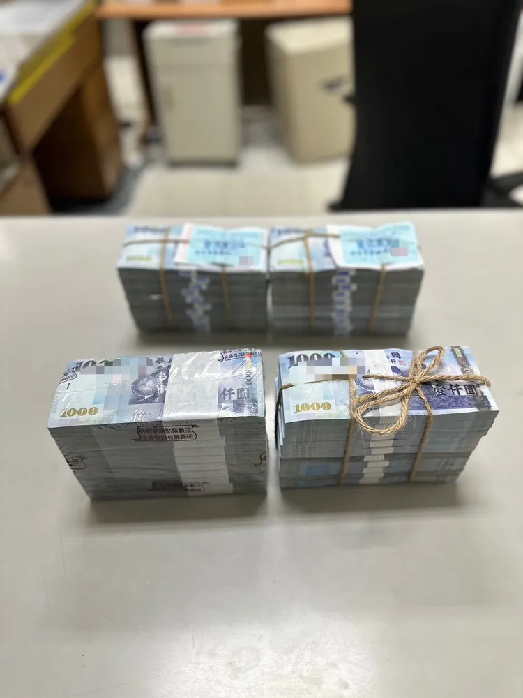 險被騙走的400萬元。永和警分局提供