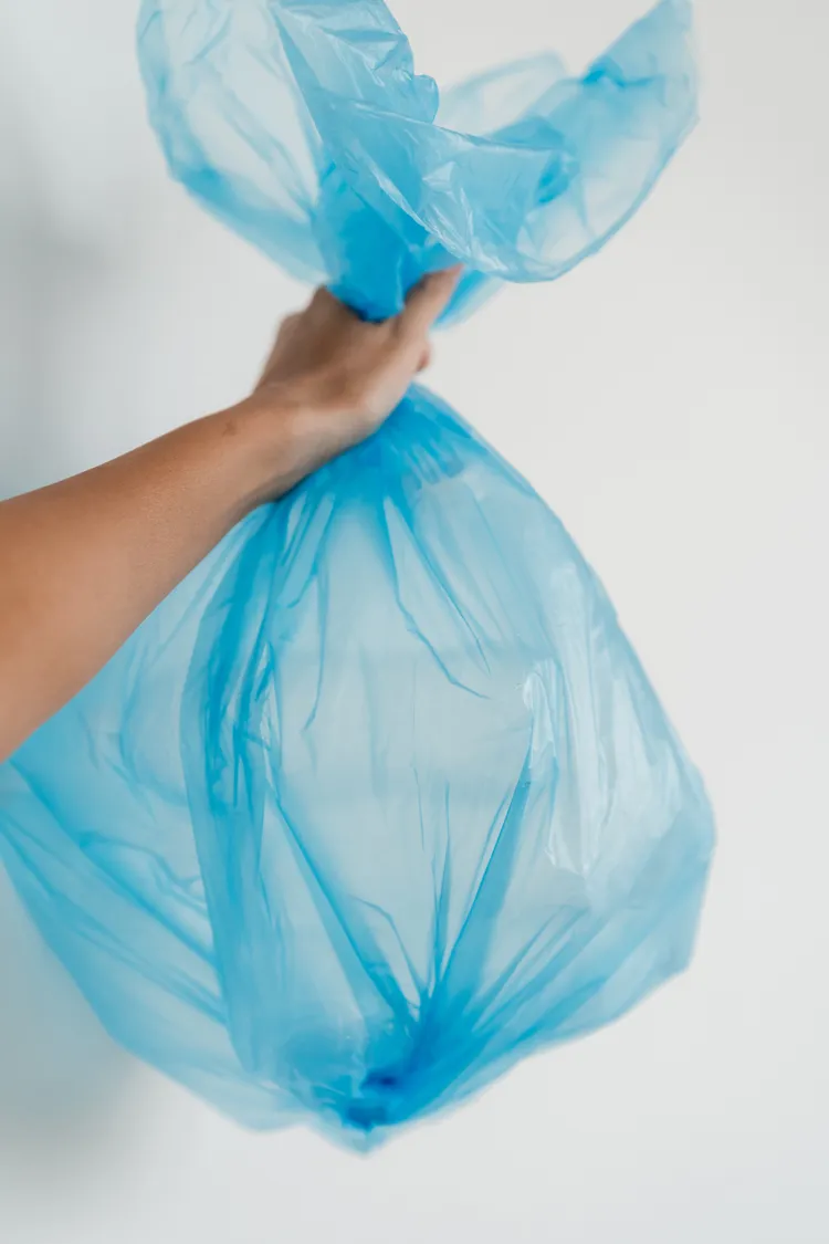 76歲嬤把20萬人民幣的現鈔裝在一只藍色塑膠袋裡；圖為示意照，非當事藍色塑膠袋。Pexels