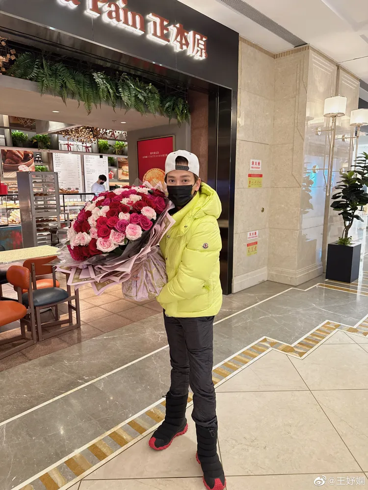 陳曉東情人節抱著101朵玫瑰送給愛妻。翻攝王妤嫻微博