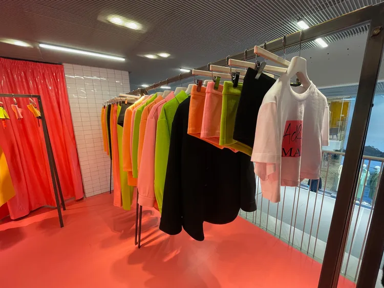 本應沉重的扎實材質，在緊身裙和超迷你短褲的剪裁下，為MAX & Co.變化出格外誘人的性感魅力。陳張眾攝