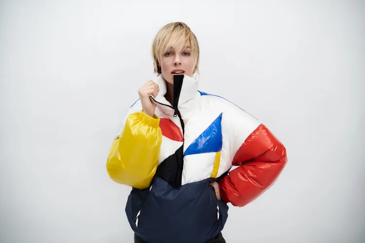 Weekend Max Mara新系列除了基礎的黑白外，還引入了受80年代時尚雜誌《Face》美學風格啟發的拼貼圖騰。品牌提供