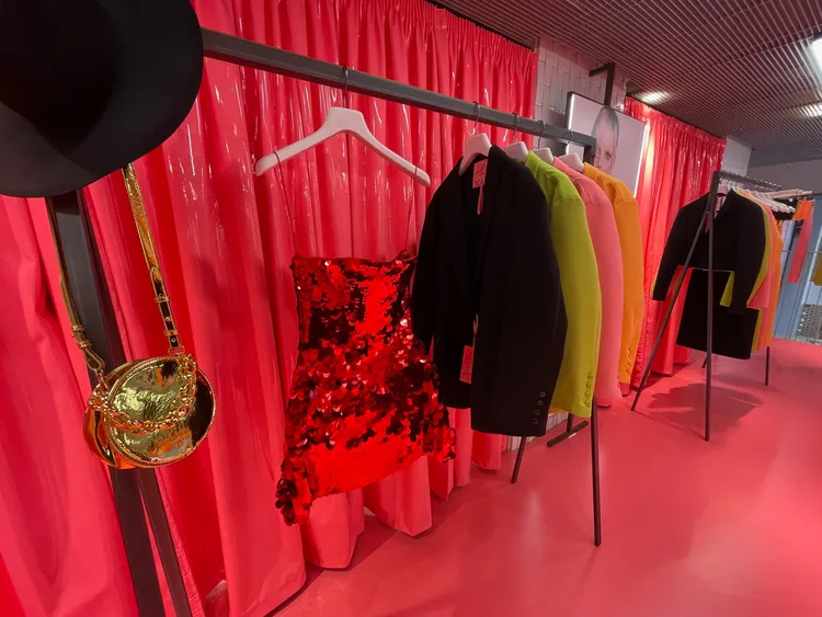 MAX & Co.與Anna dello Russo聯手打造的「De-Coated」的系列，套上了十足有著Anna個人特色的霓虹濾鏡。陳張眾攝