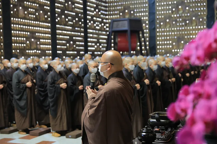 6日清晨，佛光山住持心保和尚於大雄寶殿向全山僧信二眾逾千弟子宣布，佛光山開山星雲已圓寂。佛光山提供