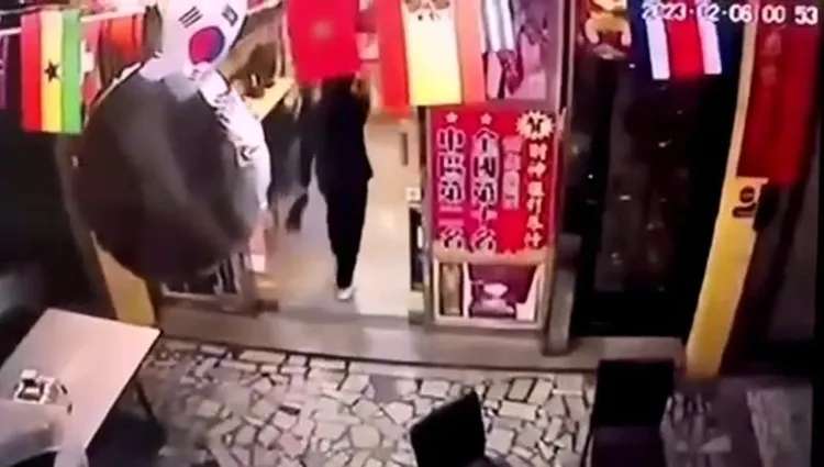 洪建凱持刀衝進彩券行，搶走20萬元逃逸。民眾提供