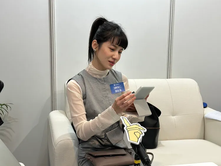 連俞涵電子書用得順手。蔡依庭攝