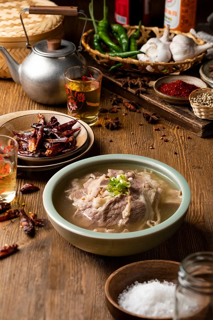 阿達師五星麵舖全新醇肉骨茶湯。業者提供