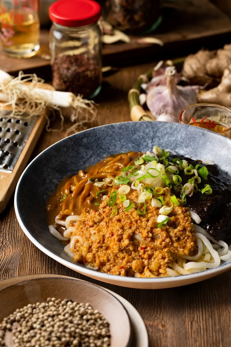 阿達師五星麵舖全新爆醬三醬麵。業者提供