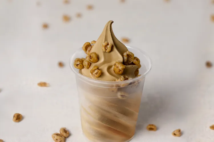 北村豆腐家太妃糖甜麥仁霜淇淋，每支90元，3/2起，只要在北村豆腐家消費即可免費品嚐。業者提供