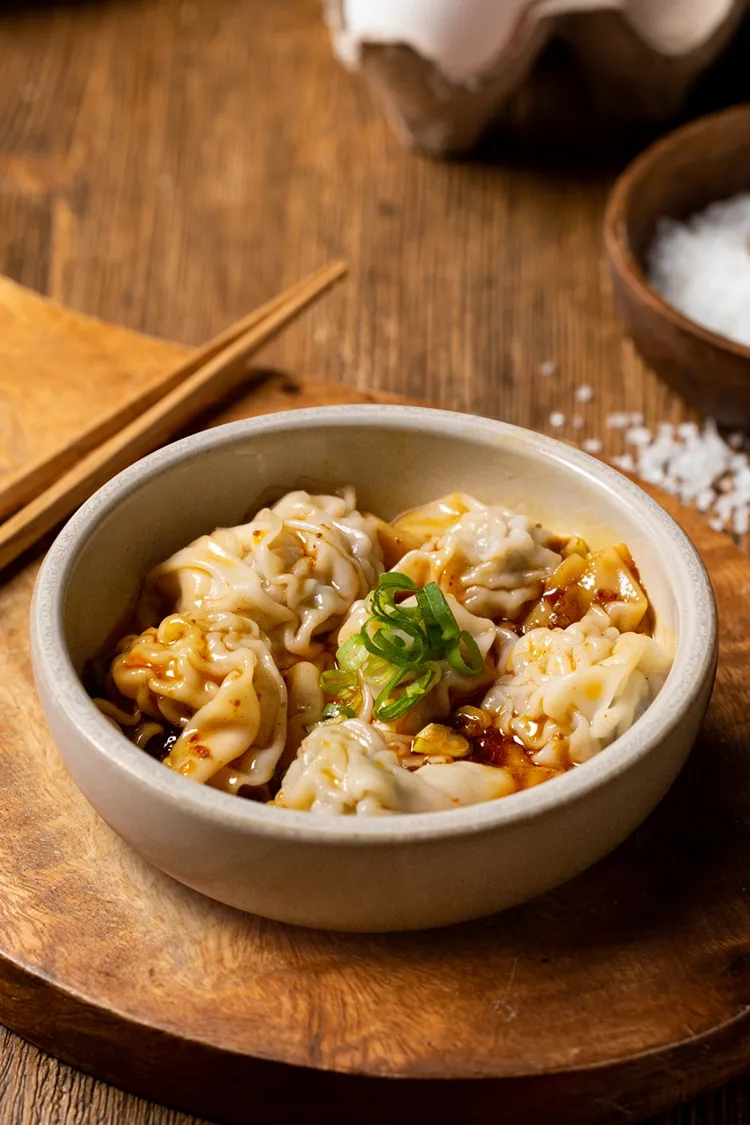 阿達師五星麵舖全新紅油鮮抄手。業者提供