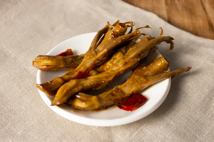 阿達師五星麵舖爆醬三醬麵+醇肉骨茶湯，套餐售價258元，買就送鴨舌2支。業者提供