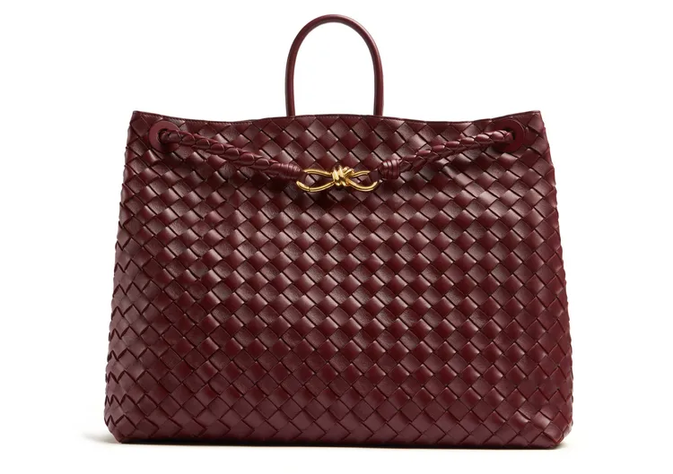 Andiamo酒紅色編織羊皮大型手提包，23萬8600元。品牌提供