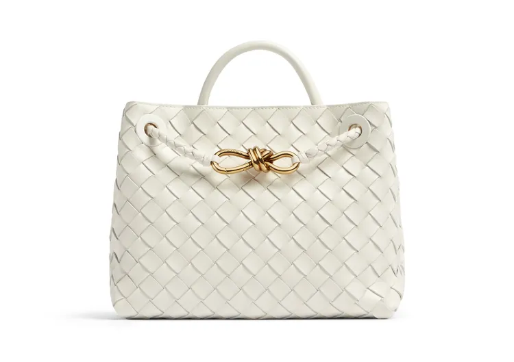 Andiamo白色編織羊皮小型手提包，11萬9300元。品牌提供