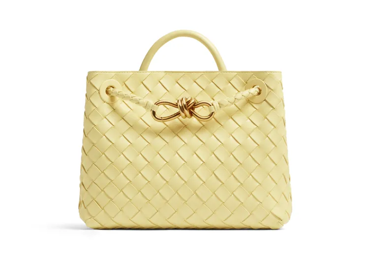 Andiamo冰淇淋色編織羊皮小型手提包，11萬9300元。品牌提供