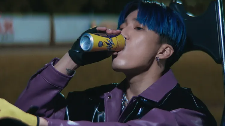 「PowerBOMB」MV裡婁峻碩以賽車手的身分帥氣飆唱RAP，讓粉絲超驚喜。業者提供