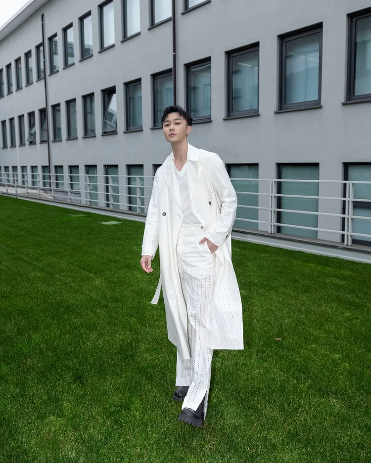 施柏宇以全套白色褲裝亮相，頗有「白馬王子」的架式。品牌提供
