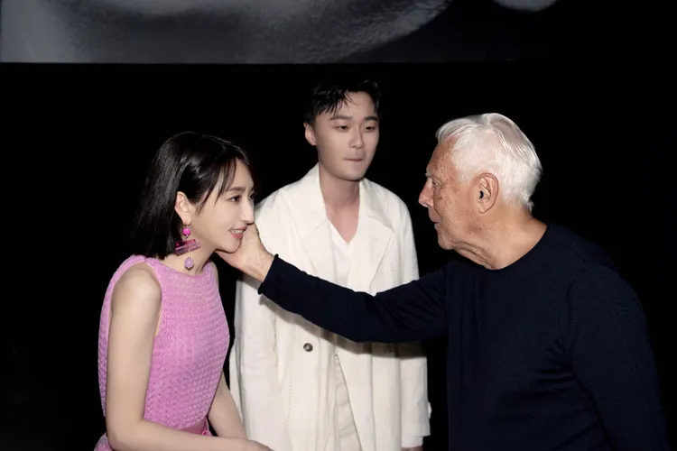 Armani先生（右）如慈祥老爺爺般地輕撫柯佳嬿（左）及施柏宇的臉頰，更讓兩人在離場後也直說「不敢相信」。品牌提供