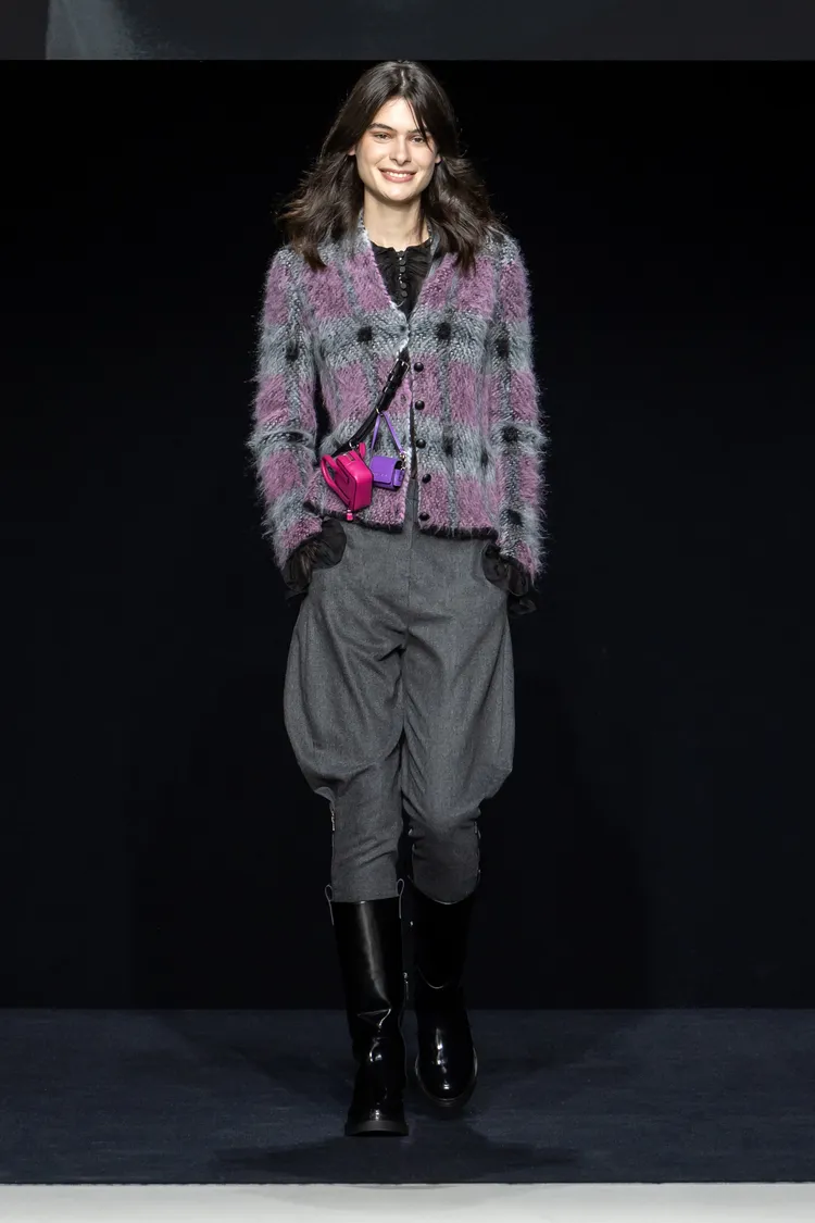 EMPORIO ARMANI 2023秋冬女裝系列大秀。品牌提供