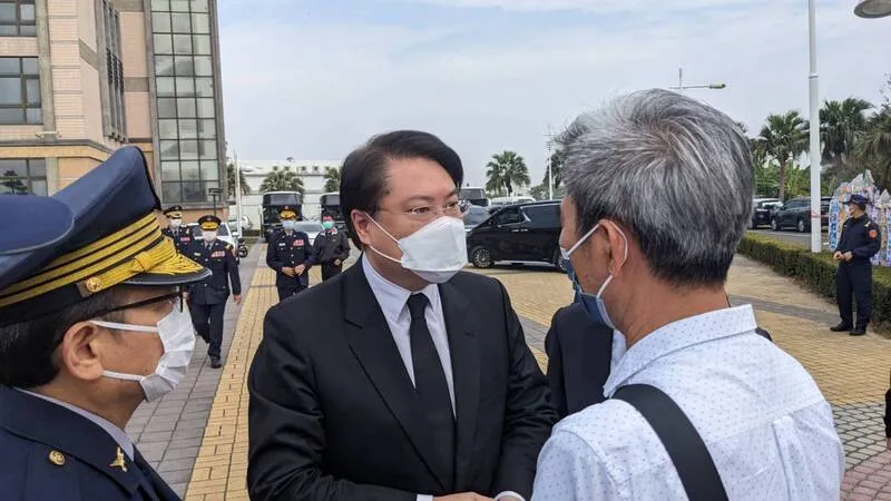 彰化員警高偉倫日前騎車下班時遭有毒品、酒駕前科
的吳姓男子追撞致死,家屬4日在高雄市第二殯儀館
橋頭分館舉行公祭,內政部長林右昌(中)親自南下
捻香,向家屬致意。中央社