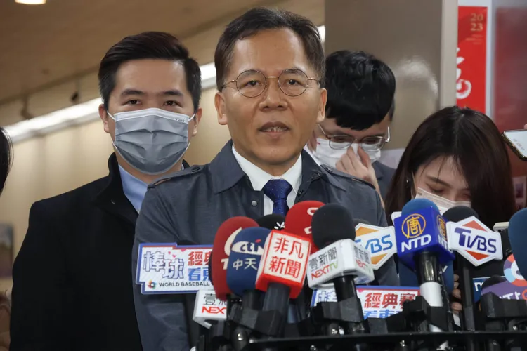 羅旺哲（後左）請辭，職務改由王秋冬（前）兼任。彭欣偉攝