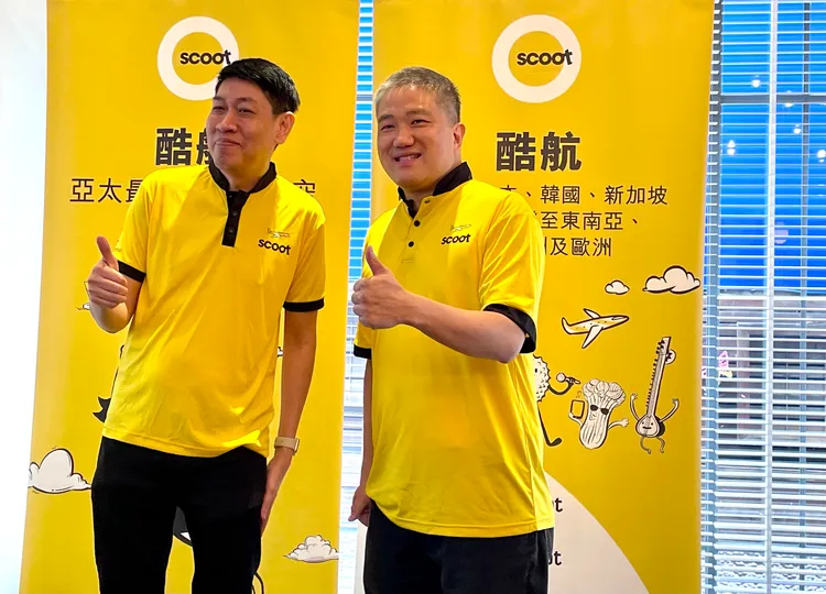 酷航銷售部副總裁李榮新與酷航台灣公司總經理李育修。陳明萱攝