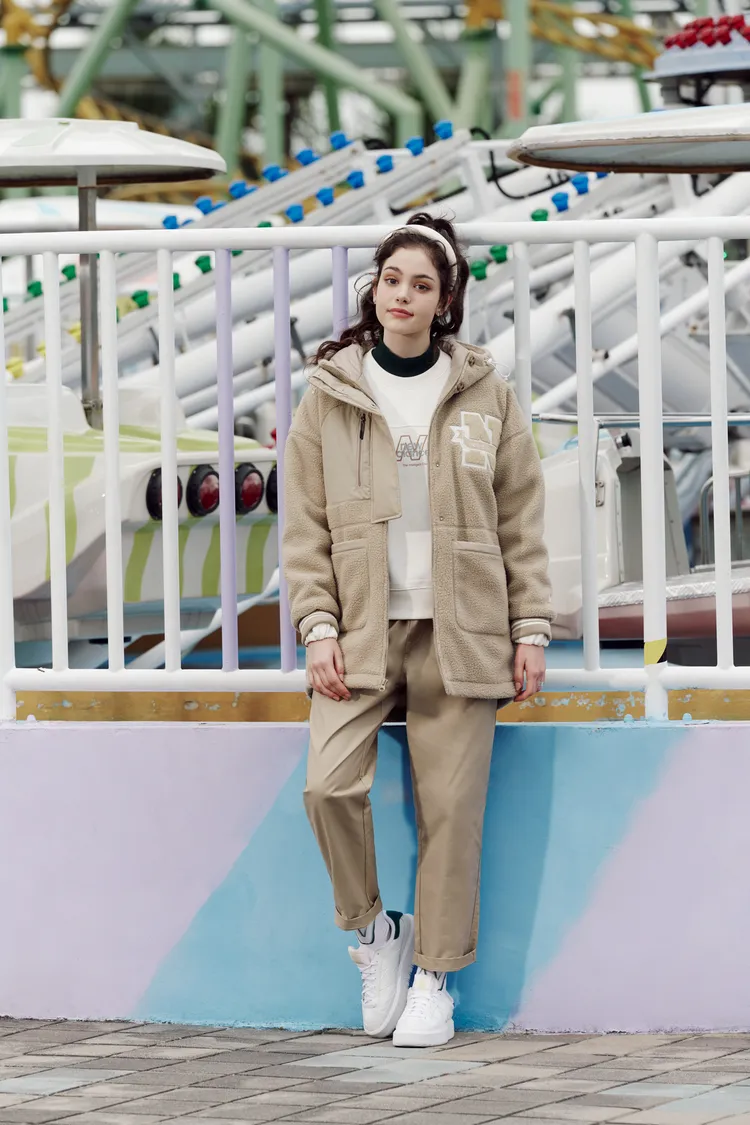 SDS系列NB字母棒球外套4880元、美式學院風字母上衣2280元、寬版長褲2780元。品牌提供